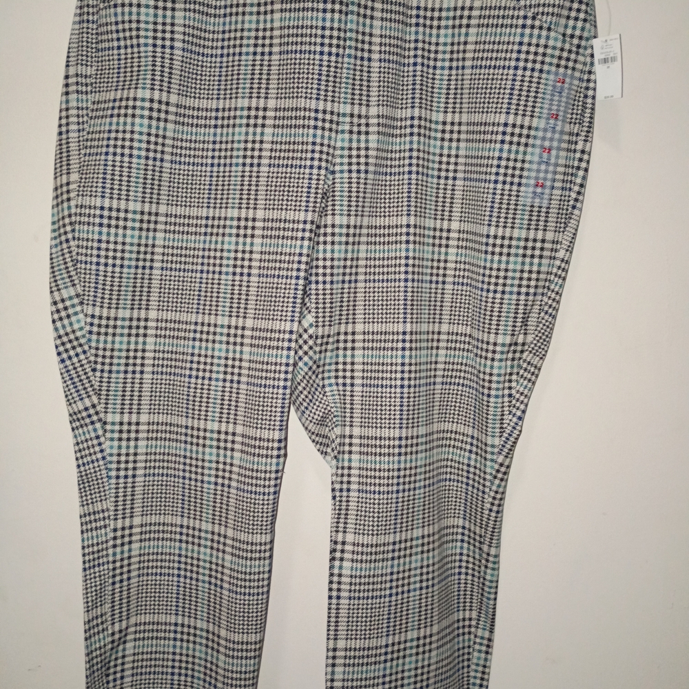 Old Navy womans Size 22 Pixie Cut Dress Pant.